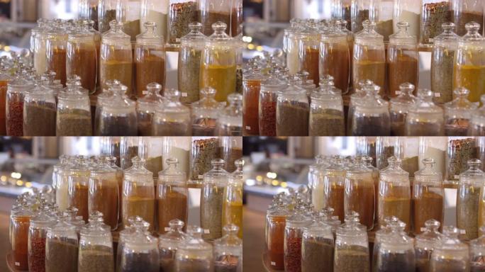 食品市场玻璃罐中的香料种类