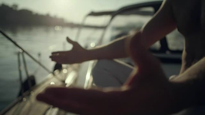 在游艇上冥想的人。手。