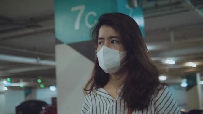 戴着口罩的亚洲女性免受空气污染