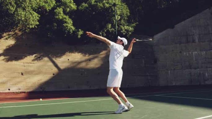 男子在阳光明媚的日子打网球