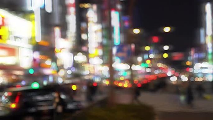 晚上在东京新宿的歌舞伎町红灯区平移抽象模糊的夜晚背景