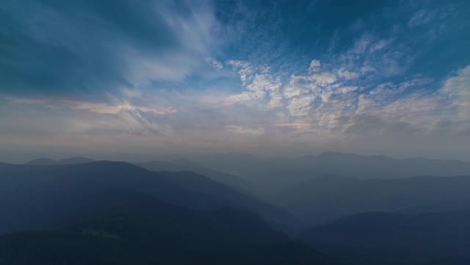 雾山上空的飞行。过度下垂