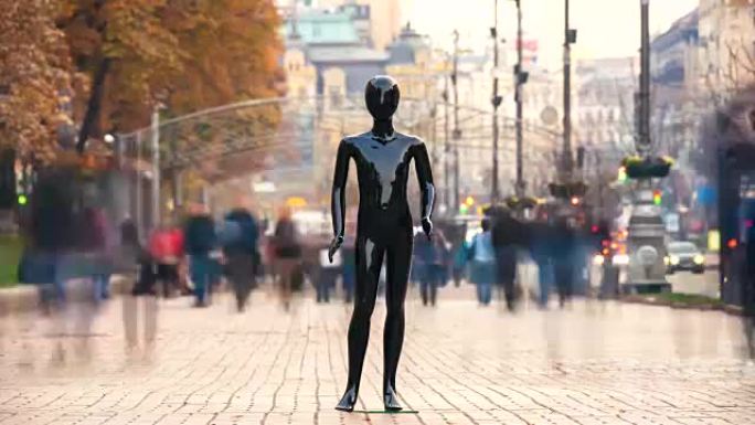 站在街上人群中的人体模型。时间流逝