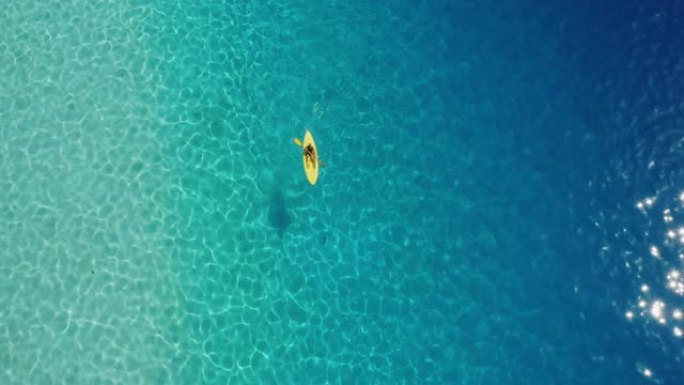 皮划艇是她的冥想海边度假碧绿海水假日时光