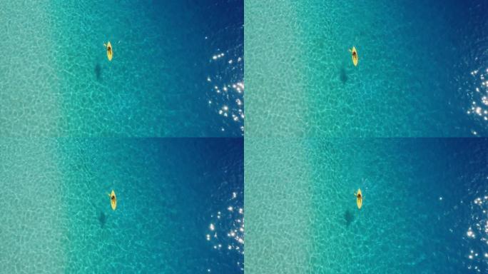 皮划艇是她的冥想海边度假碧绿海水假日时光