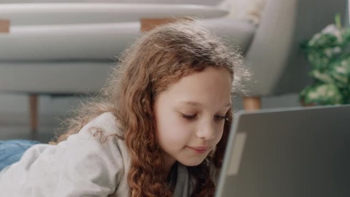 特写，小女孩使用笔记本电脑的肖像