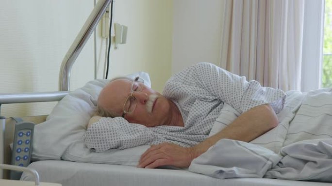 老人舒适地睡在医院的病床上