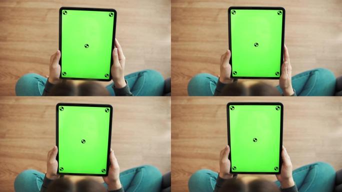 女人看着并使用带有绿色屏幕的数字平板电脑