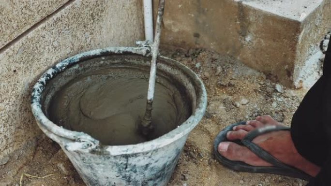 工人在建筑工地搅拌水泥。