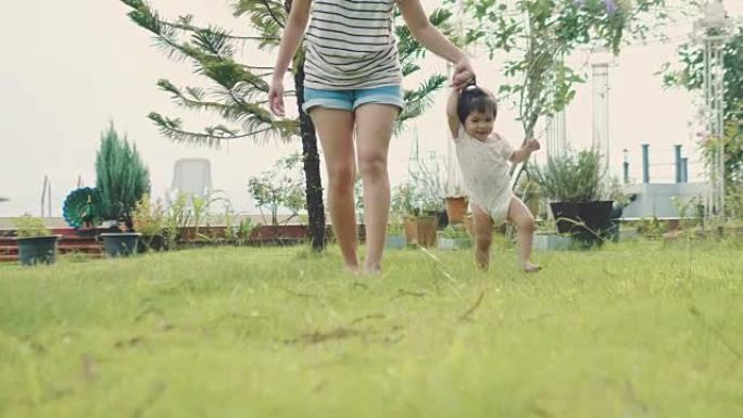 亚洲母亲帮助女儿学习走路