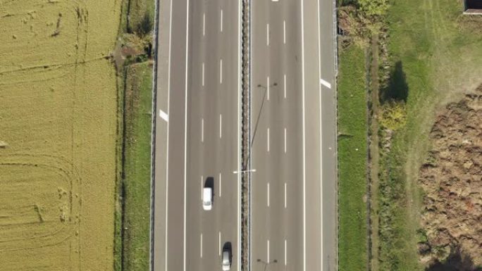 汽车经过前往城市的高速公路的鸟瞰图。