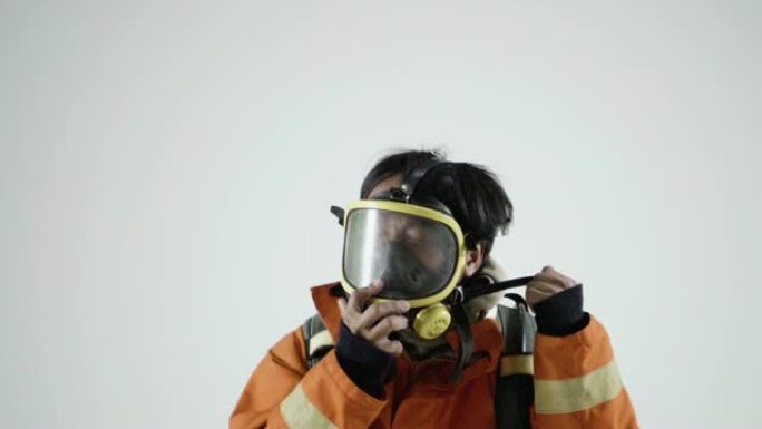 现实生活: 身穿橙色防火制服的消防员