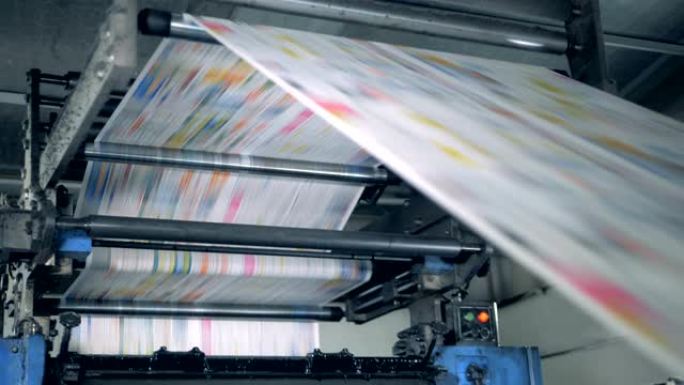 出版社单位用纸滚穿机器。印刷报纸。