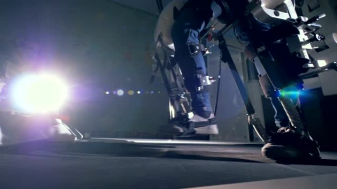 残障人士在轨道模拟器的帮助下行走。创新机器人VR控制论系统。