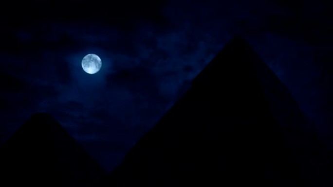 满月下的金字塔八月十五圆月乌云笼罩