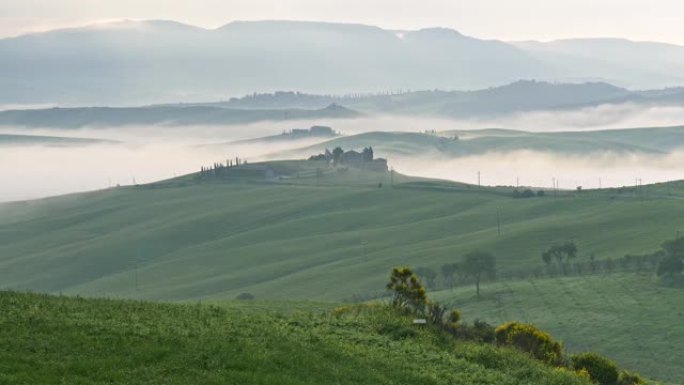 清晨，意大利托斯卡纳雾蒙蒙的绿色山丘的古典景色。意大利的主要旅游目的地。全景拍摄，4K