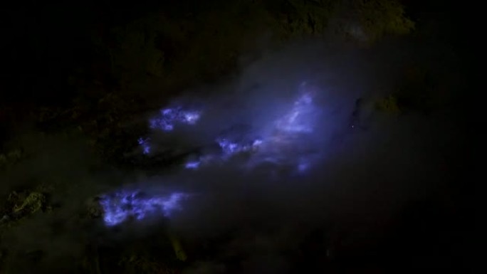 印度尼西亚东爪哇省Ijen火山综合体燃烧硫磺的蓝色火焰。4K，超高清/高清