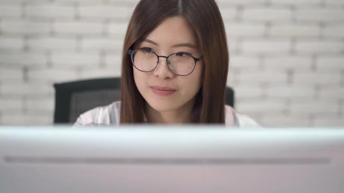 亚洲女人在监视器电脑屏幕上看