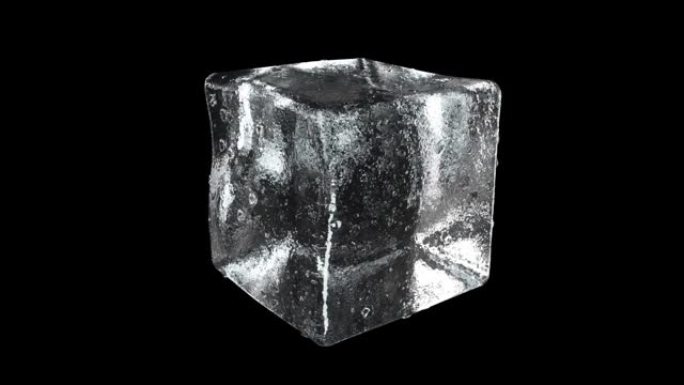 详细的冰块特写在黑色孤立背景上旋转