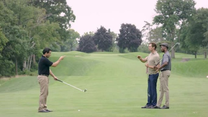 高尔夫球手在小组观看时击中发球区