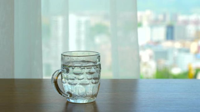 客厅桌子上的一杯水