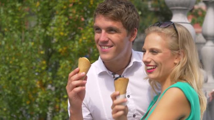 慢动作: 快乐男人一边吃冰淇淋，一边亲吻女友的额头