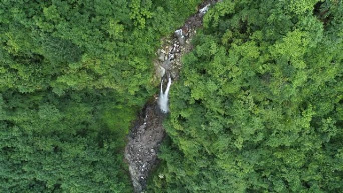 山上瀑布的鸟瞰图瀑布航拍瀑布流水大自然
