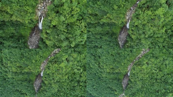 山上瀑布的鸟瞰图瀑布航拍瀑布流水大自然