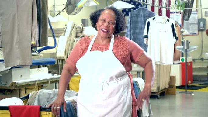 在干洗店工作的非裔美国高级妇女