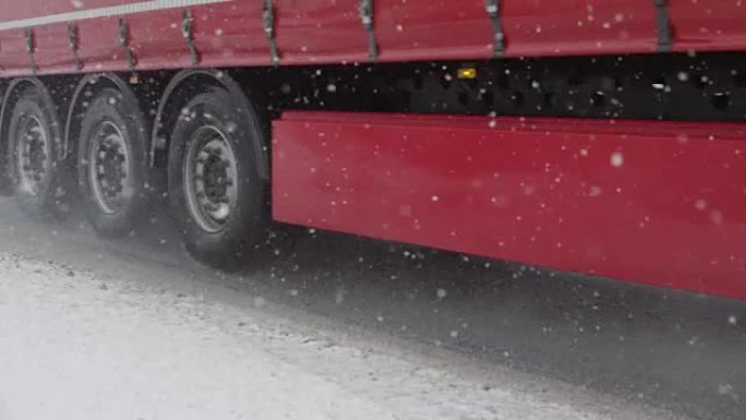 慢动作: 在下雪天，运送货物的卡车在湿滑的道路上行驶。