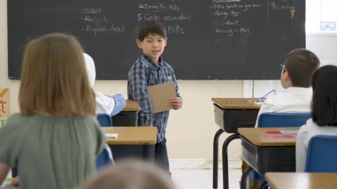 小学生上课教学学习小男孩