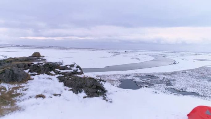 冰岛白雪覆盖的山顶上的WS风景帐篷