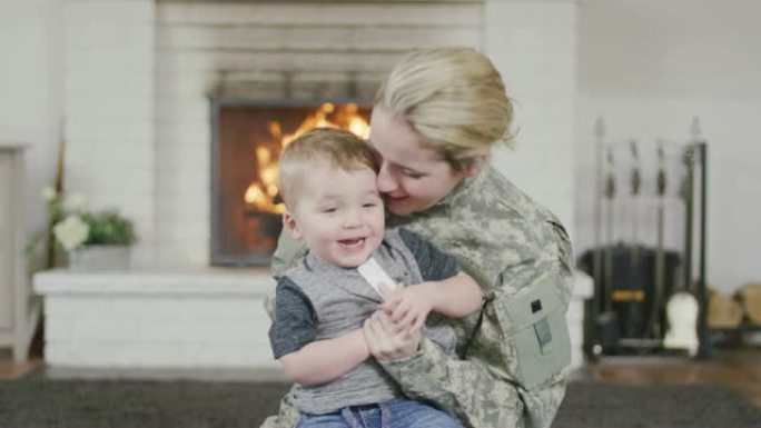 士兵妈妈和她的小男孩玩