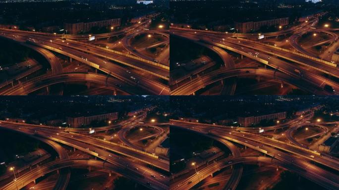 高速公路交叉口高速公路的夜间鸟瞰图