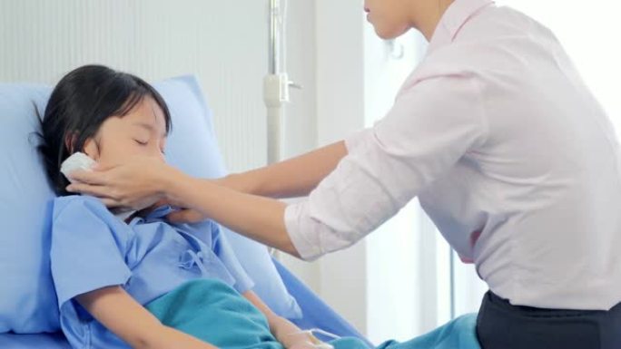 友好的医生对一个可爱的小女孩进行常规检查。中国和香港的医疗系统