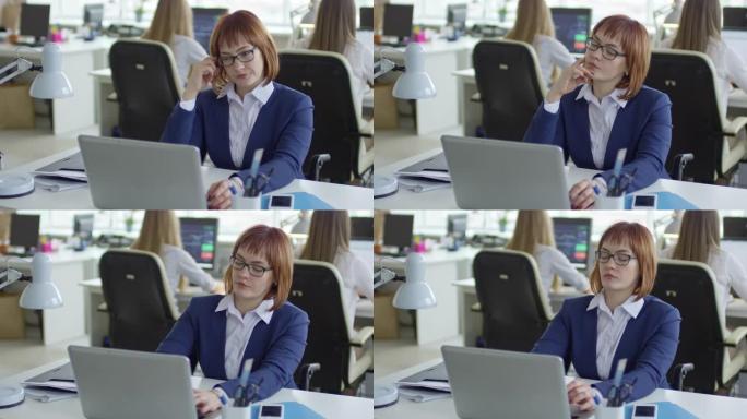 坐在轮椅上的女上班族在笔记本电脑上工作