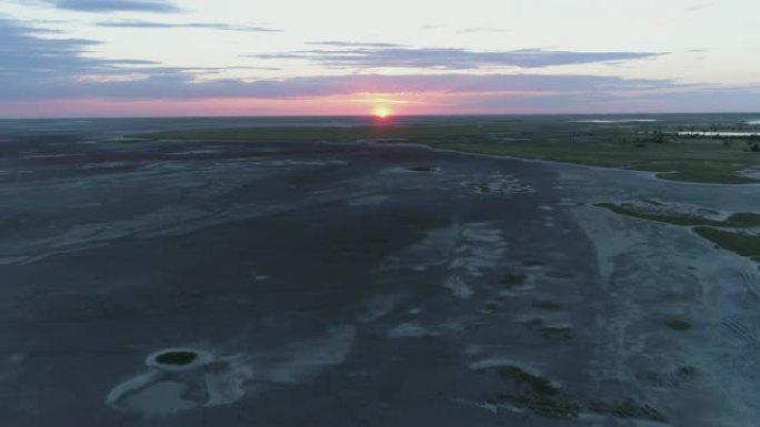 博茨瓦纳Makgadikgadi平底锅上的4k高空中倾斜太阳落山视图