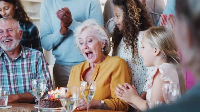 多代家庭聚会一起在家庆祝祖母生日