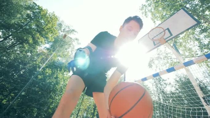 有仿生假肢的年轻人在打篮球。