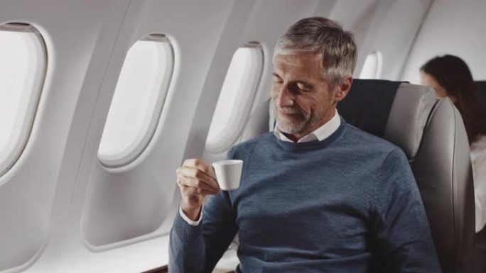 商人在私人飞机上喝咖啡
