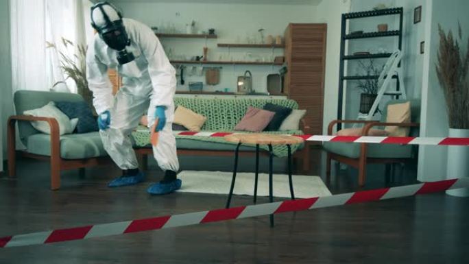 冠状病毒，新型冠状病毒肺炎预防概念。穿着危险品套装的专家正在家里清洁家具