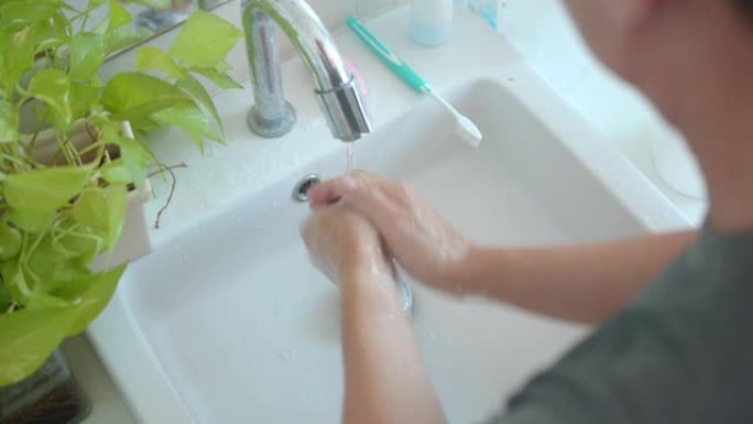 男子在浴室洗手
