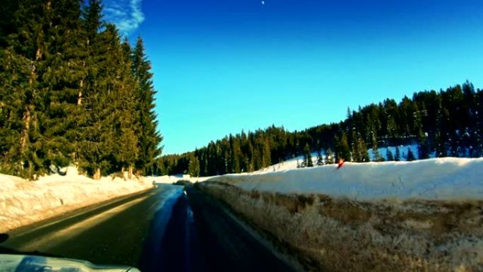 在路上。驾驶员的POV，看着积雪覆盖的世界