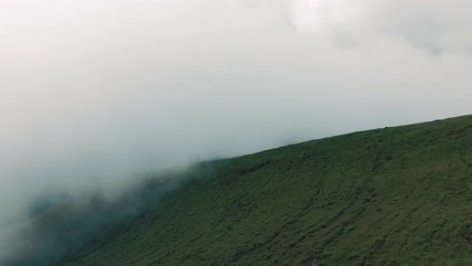 空中4k视图。飞过山顶上的云层。高峰美妙的早晨日出自然景观。