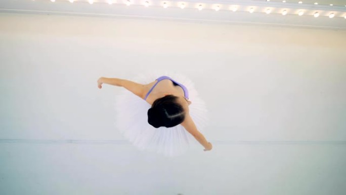 一位芭蕾舞女舞者旋转的俯视图