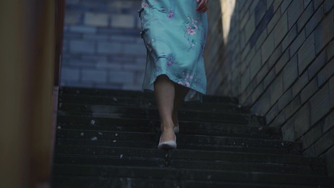 旗袍美女走路脚步特写传统服饰古典服装文化