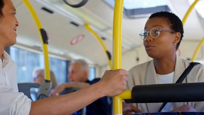 乘坐4k公交车旅行的通勤者相互交流