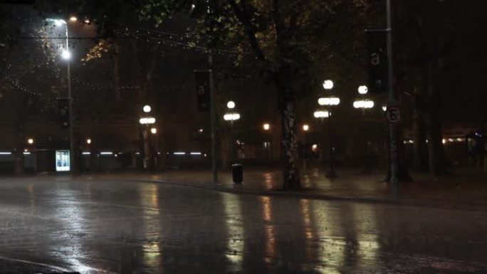 乌拉圭首都蒙得维的亚，在一个雨夜。