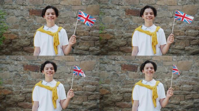 骄傲的英国公民少年与英国国旗在户外微笑的肖像