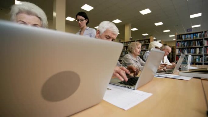 教老年人使用计算机的妇女